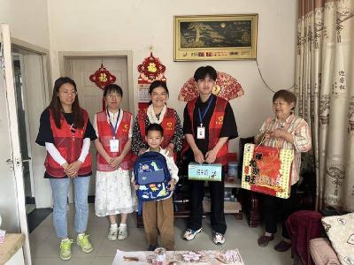 城关镇：六一慰问暖童心　社区关爱护成长