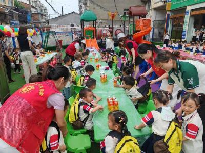 和平桥社区：​“趴大桌、吃大席”庆六一