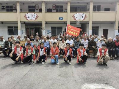 李庙中学师生端午节慰问福利院老人