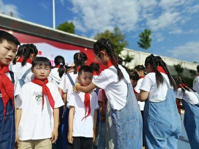 ​临沮中心小学：小小红领巾 红色少年心