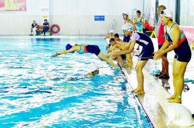 湖北南漳：水花翻腾 “泳”争第一