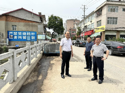 县领导调研推进河湖长制和防汛督查工作