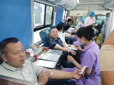 九集镇：人大代表践初心 公益献血我先行