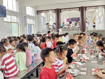 东巩完小老师为学生送上夏日的清凉关爱