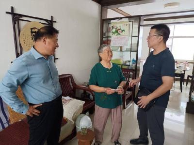 ​驱车百余路 慰问老党员