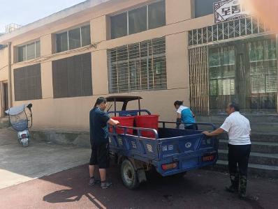 闫坪中学：紧急运水，确保师生生活用水