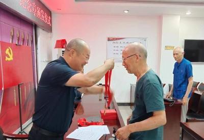 县总工会举行“光荣在党50年”纪念章颁发仪式