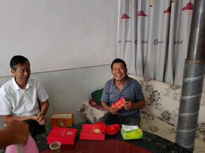 巡检小学走访慰问退休老党员