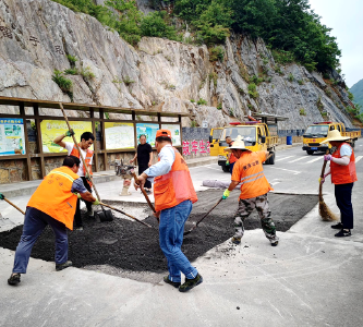 湖北南漳：战高温 迎“烤”验 路域环境整治忙