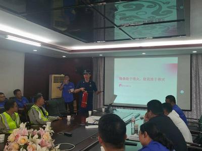 县消防救援大队为企业员工送“大礼包”