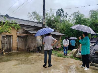 ​秦家坪村：暴雨无情人有情 关爱老人暖民心