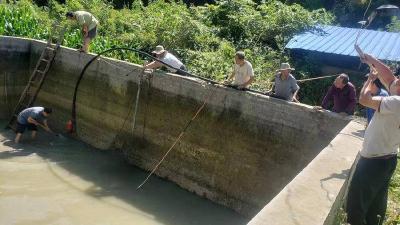 大石岜村：齐心协力清水池　抗旱救灾保民生
