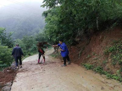 ​寺冲村：雨后清扫显真情 齐心协力护家园