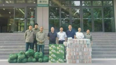 县总工会开展“夏送清凉”慰问活动
