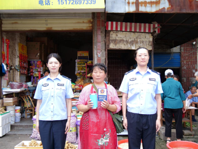 湖北南漳：卖鱼大姐拾金不昧 失主两送红包遭婉拒