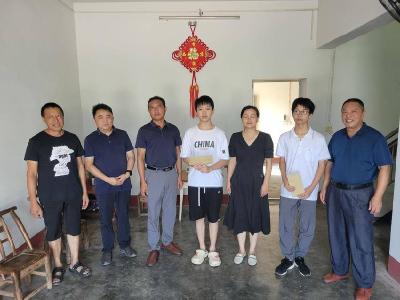 巡检镇商会慰问中高考优秀学子