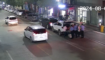 男子落寞流浪街头 警民开导助其回家  