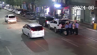 湖北南漳：男子落寞流浪街头 警民开导助其回家