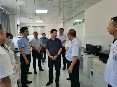 “人民英雄”张定宇到巡检镇中心卫生院调研