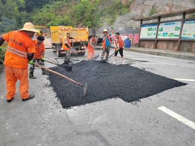 战高温 不服“暑”，南漳公路人挥汗如雨干劲足