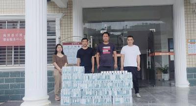 爱心企业慰问一线养路工人