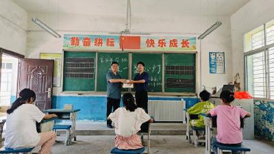 山村小学来了文学大咖