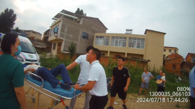 八旬老人中暑倒地  警民接力救援