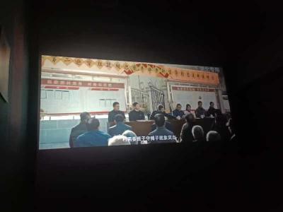 县应急管理局组织观看《共和国反腐枪声》和《巡察》电影