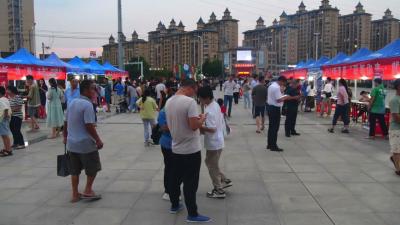 人才夜市“开张” 企业“摆摊”揽才