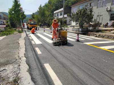 ​公路标线换新颜　师生出行更安全