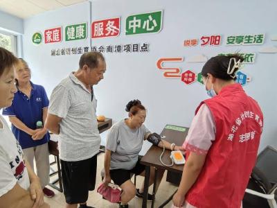 我县举办“食要三减，体要三健”宣传服务活动