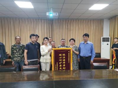 ​县人社局为12位农民工追讨欠薪45万余元