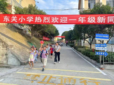 湖北南漳：“教师护学岗”为学生撑起“安全伞”