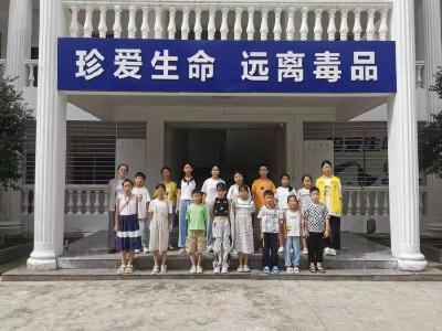 东巩镇：现场参观筑防线 禁毒宣传护成长