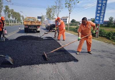 县交通公路部门扮靓公路迎国庆