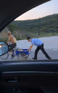 民警热心推车  小善亦是大爱