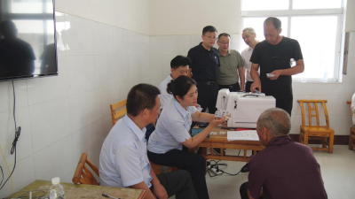 湖北南漳：上门补换社保卡 人社服务“零距离”