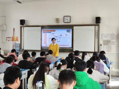 专业引领促成长　教研探讨共提升