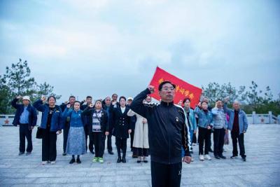 我县开展“缅怀革命先烈 传承红色基因”文学采风活动