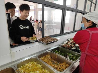 ​巡检中学：“阳光食堂”让山里娃吃上“放心餐”