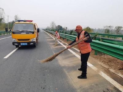 县公路中心打好秋季公路养护“四张牌”