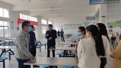 安集中学：“食”光有你　“味”爱陪餐