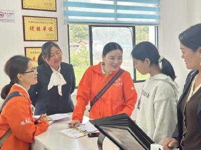 东莞市向日葵服务队资助我县特殊困境儿童