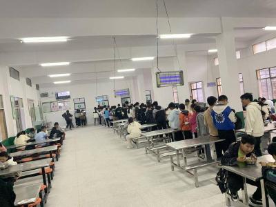 ​板桥中学：食堂大变样　师生乐开怀