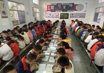 东巩小学：小小餐巾纸　满满关爱情