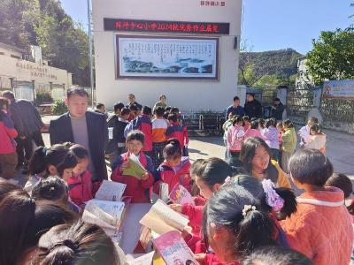 薛坪小学：规范书写亮风采　作业展评促提升