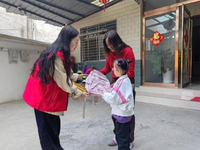 ​便河村：与爱童行　真情陪伴