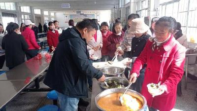 ​薛坪中学：举办食堂开放日　家长踊跃参与体验