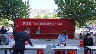 县市场监管局举办“10·18光彩服务日”活动
