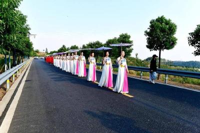 走秀“醉美”公路 献礼祖国“生日”
